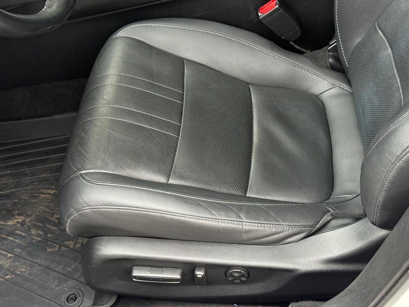 Honda Accord Sedan Vehicle Full-screen Gallery Image 22