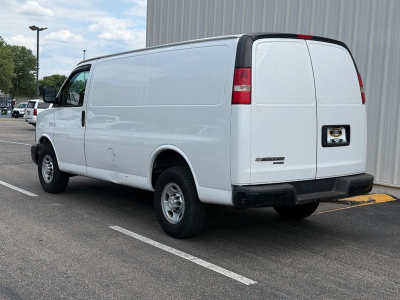 Chevrolet Express Cargo Van Vehicle Full-screen Gallery Image 3