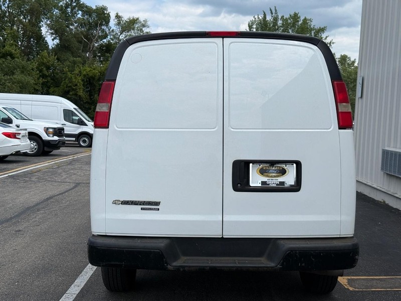 Chevrolet Express Cargo Van Vehicle Full-screen Gallery Image 4
