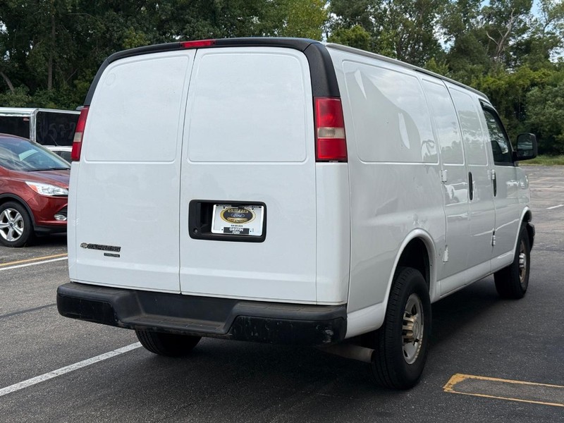 Chevrolet Express Cargo Van Vehicle Full-screen Gallery Image 5