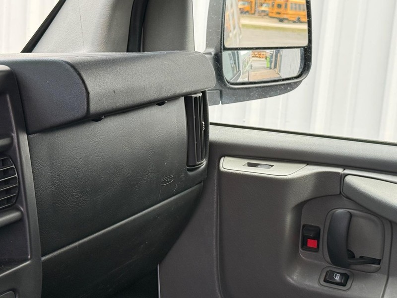 Chevrolet Express Cargo Van Vehicle Full-screen Gallery Image 13