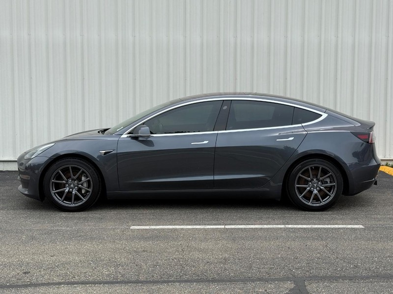 Tesla Model 3 Vehicle Full-screen Gallery Image 3