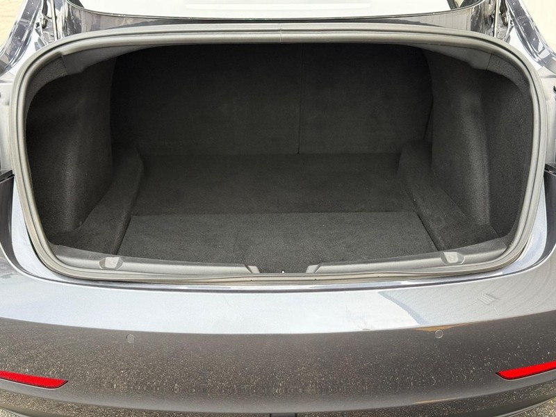 Tesla Model 3 Vehicle Full-screen Gallery Image 7