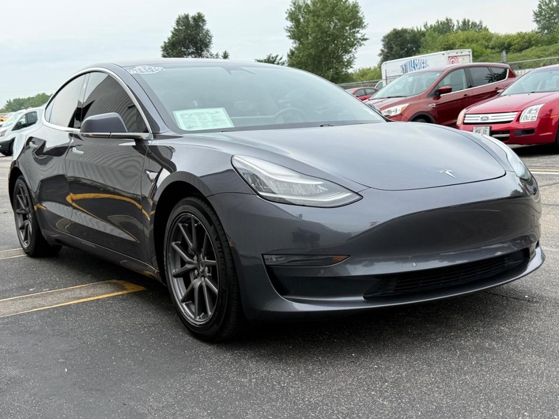 Tesla Model 3 Vehicle Full-screen Gallery Image 9