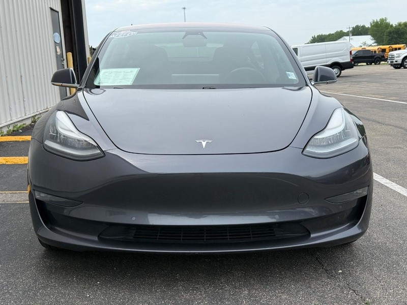 Tesla Model 3 Vehicle Full-screen Gallery Image 10