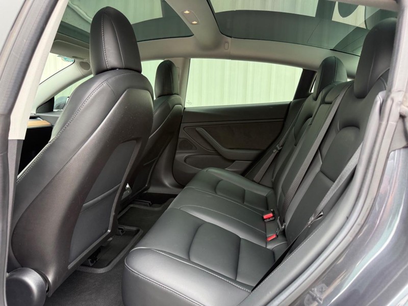 Tesla Model 3 Vehicle Full-screen Gallery Image 11