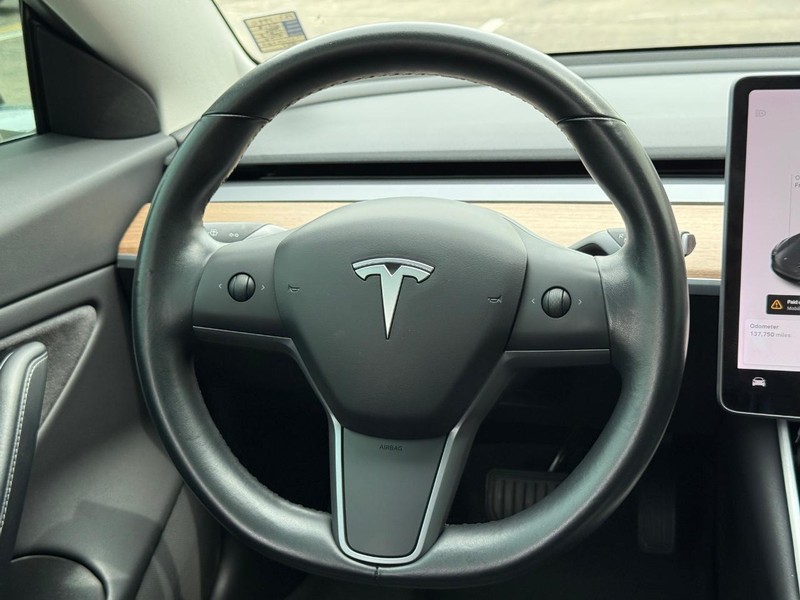 Tesla Model 3 Vehicle Full-screen Gallery Image 14