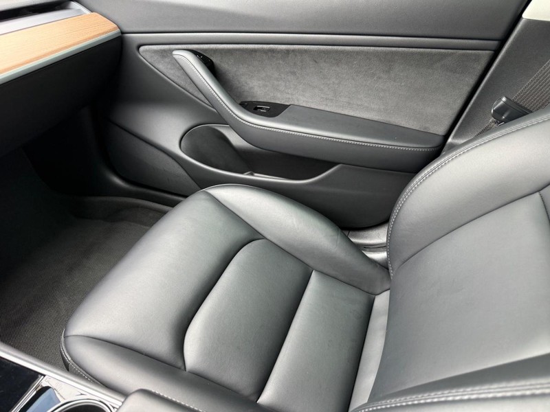 Tesla Model 3 Vehicle Full-screen Gallery Image 21