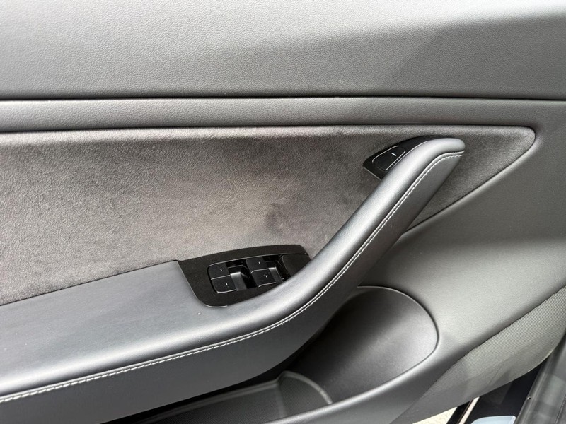 Tesla Model 3 Vehicle Full-screen Gallery Image 22