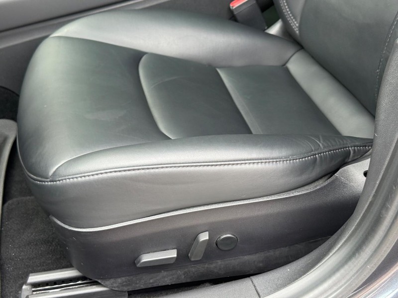 Tesla Model 3 Vehicle Full-screen Gallery Image 23