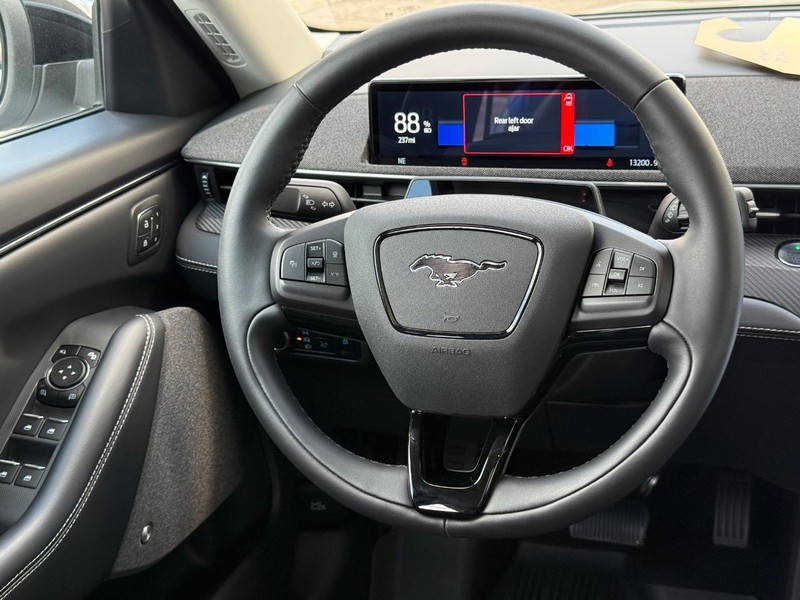 Ford Mustang Mach-E Vehicle Full-screen Gallery Image 13