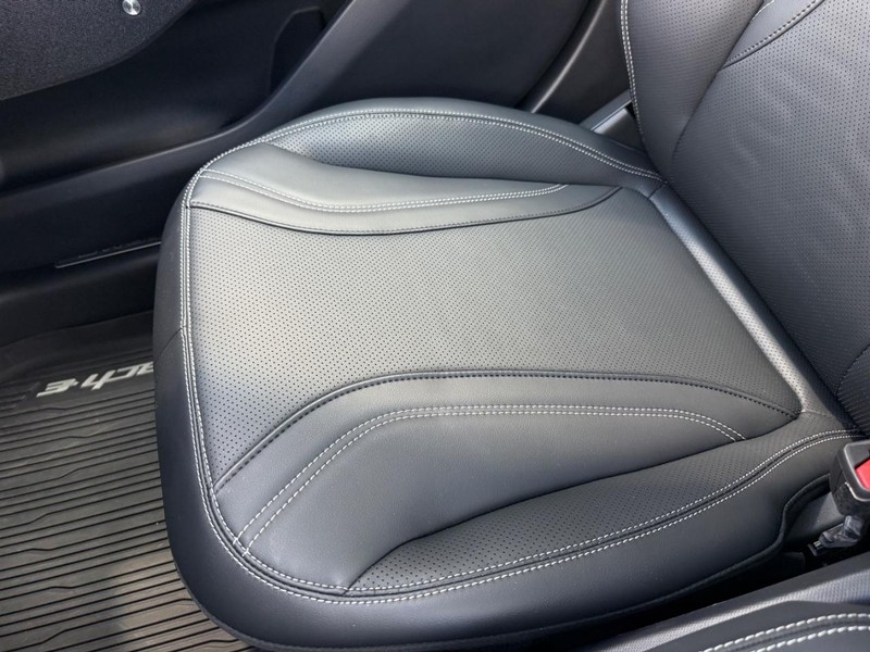 Ford Mustang Mach-E Vehicle Full-screen Gallery Image 20