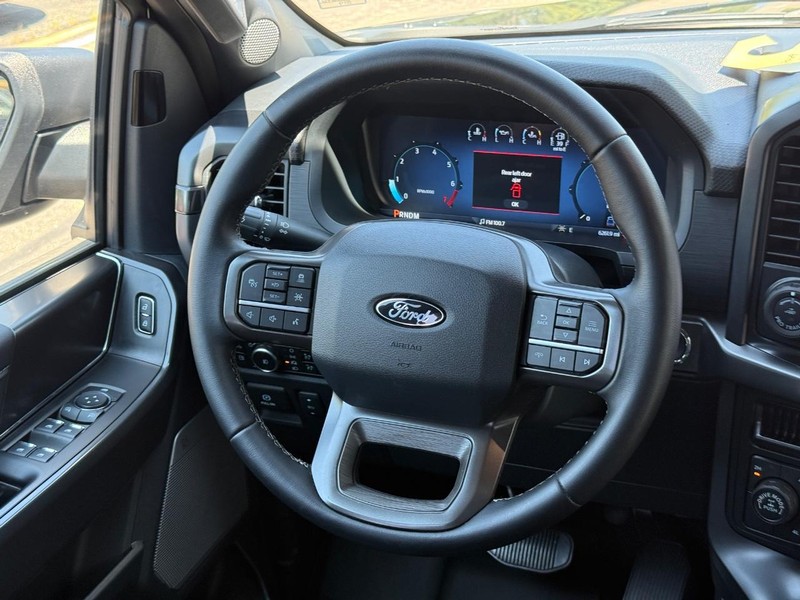 Ford F-150 Vehicle Full-screen Gallery Image 13