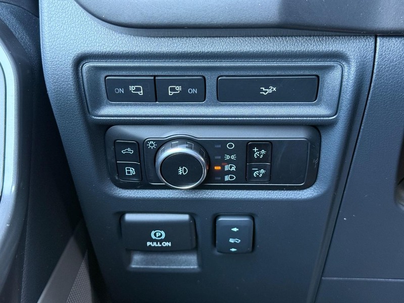 Ford F-150 Vehicle Full-screen Gallery Image 21