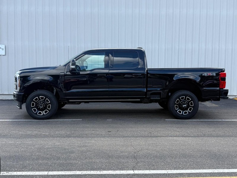 Ford Super Duty F-350 SRW Vehicle Full-screen Gallery Image 2