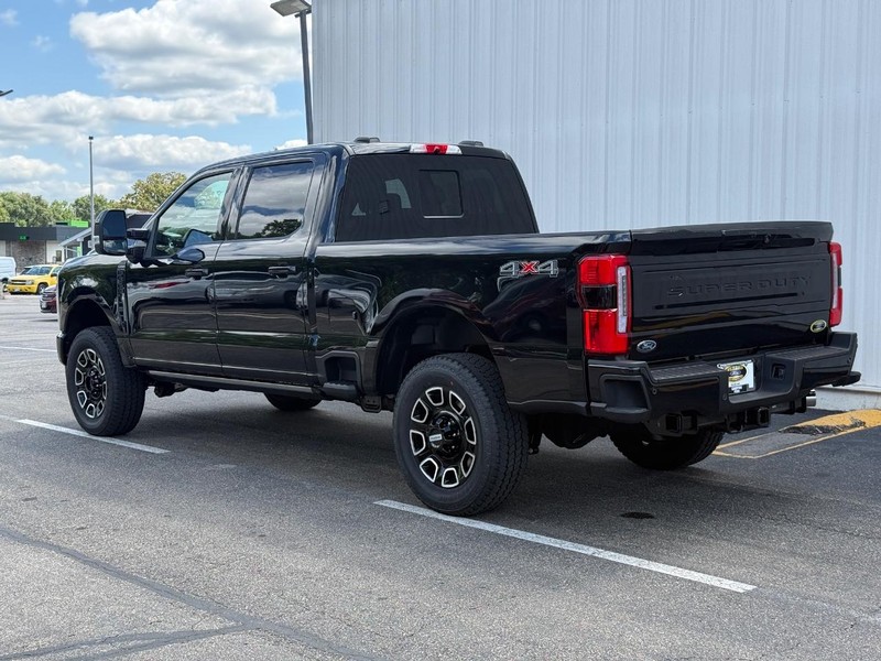 Ford Super Duty F-350 SRW Vehicle Full-screen Gallery Image 3