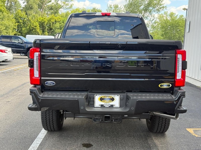 Ford Super Duty F-350 SRW Vehicle Full-screen Gallery Image 4
