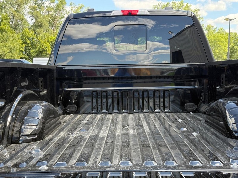 Ford Super Duty F-350 SRW Vehicle Full-screen Gallery Image 5