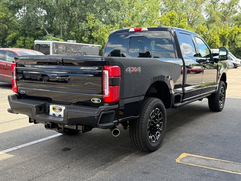 Ford Super Duty F-350 SRW Vehicle Full-screen Gallery Image 6