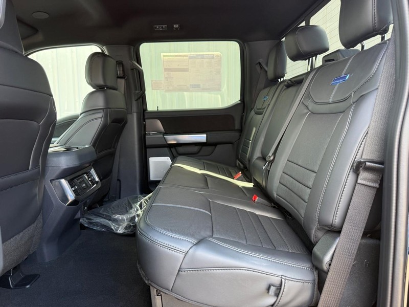 Ford Super Duty F-350 SRW Vehicle Full-screen Gallery Image 9