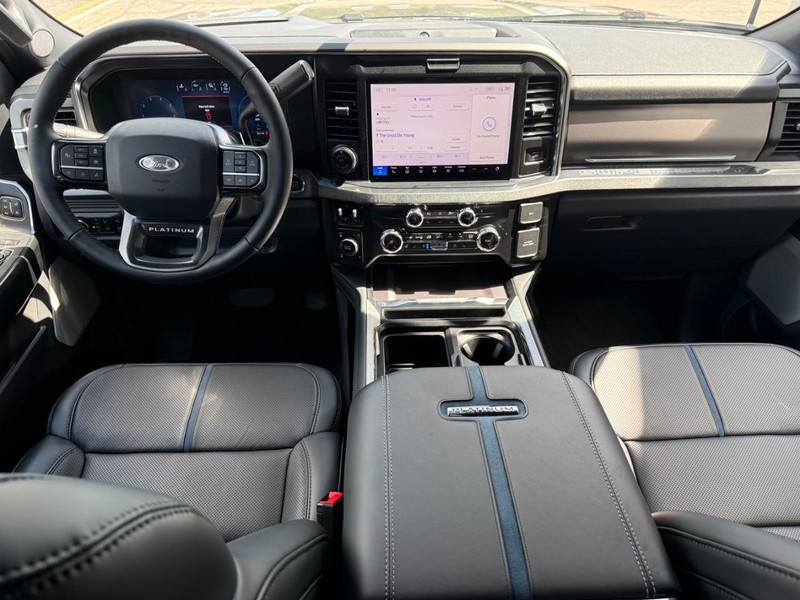 Ford Super Duty F-350 SRW Vehicle Full-screen Gallery Image 10