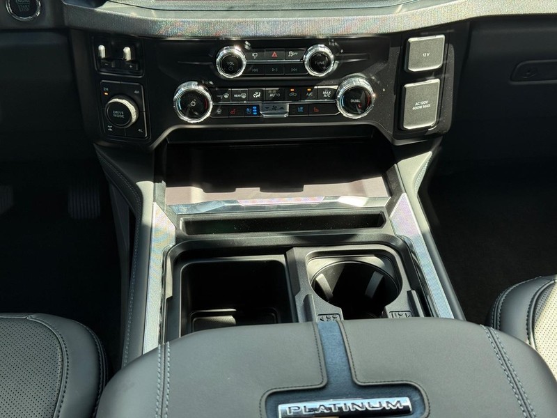 Ford Super Duty F-350 SRW Vehicle Full-screen Gallery Image 12