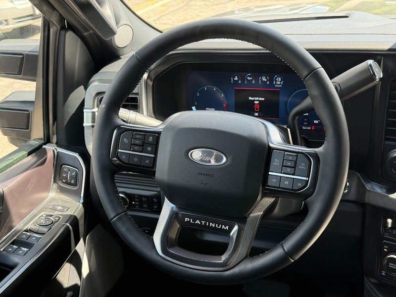 Ford Super Duty F-350 SRW Vehicle Full-screen Gallery Image 13