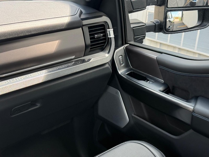 Ford Super Duty F-350 SRW Vehicle Full-screen Gallery Image 14