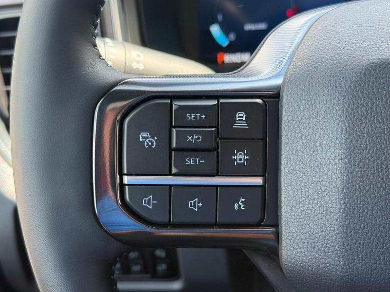 Ford Super Duty F-350 SRW Vehicle Full-screen Gallery Image 15