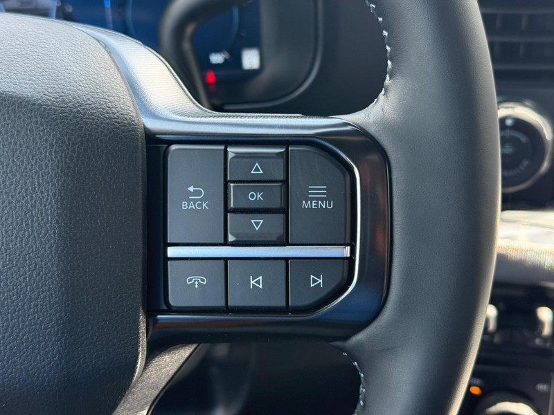 Ford Super Duty F-350 SRW Vehicle Full-screen Gallery Image 16