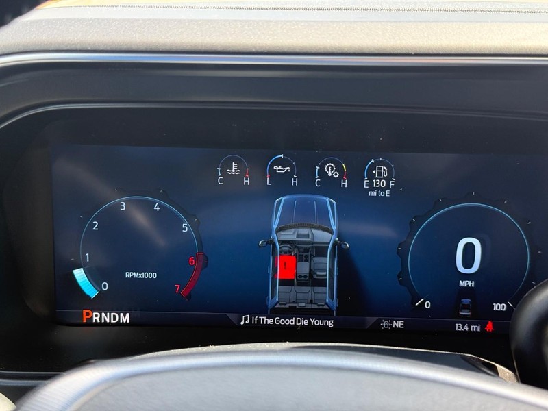 Ford Super Duty F-350 SRW Vehicle Full-screen Gallery Image 17