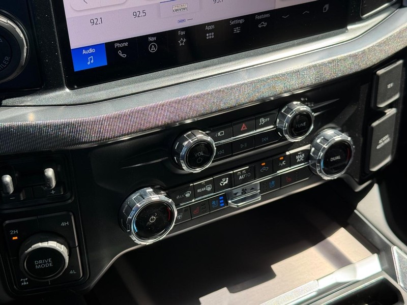 Ford Super Duty F-350 SRW Vehicle Full-screen Gallery Image 19
