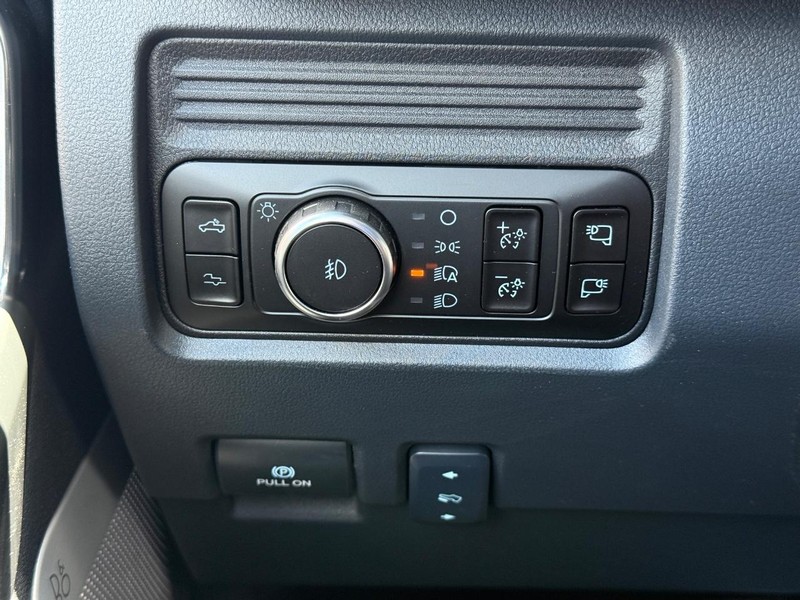 Ford Super Duty F-350 SRW Vehicle Full-screen Gallery Image 21