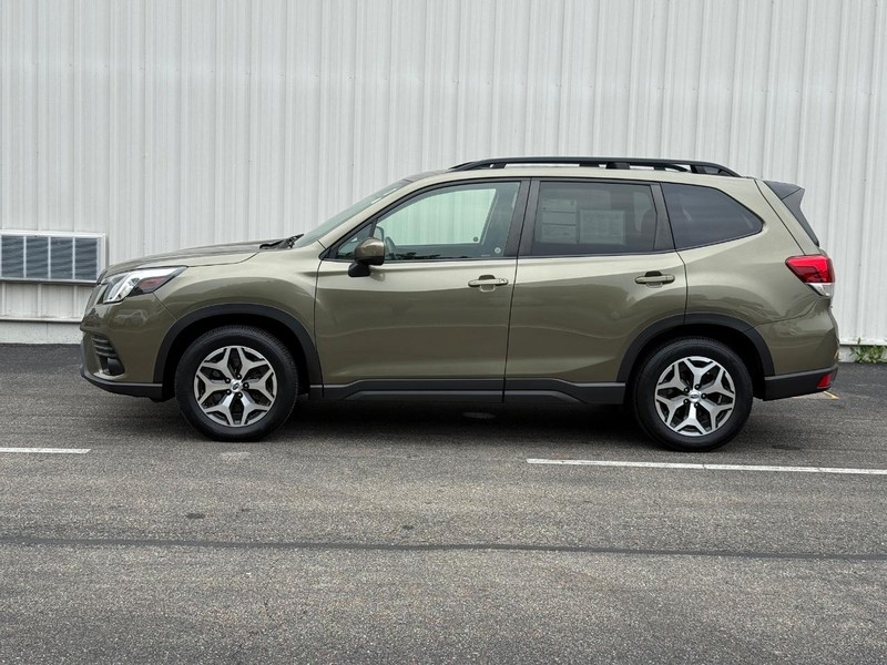 Subaru Forester Vehicle Full-screen Gallery Image 2