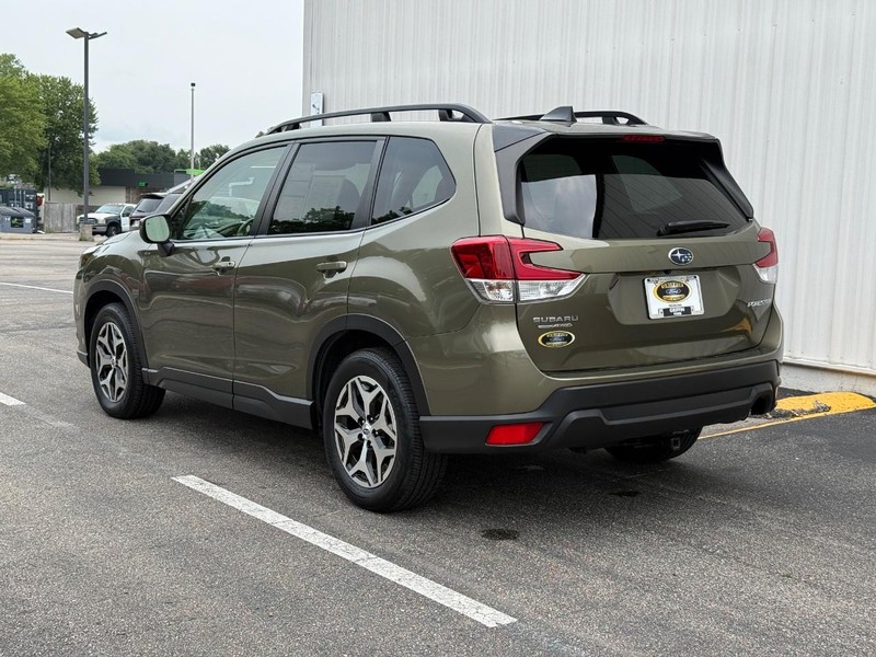 Subaru Forester Vehicle Full-screen Gallery Image 3