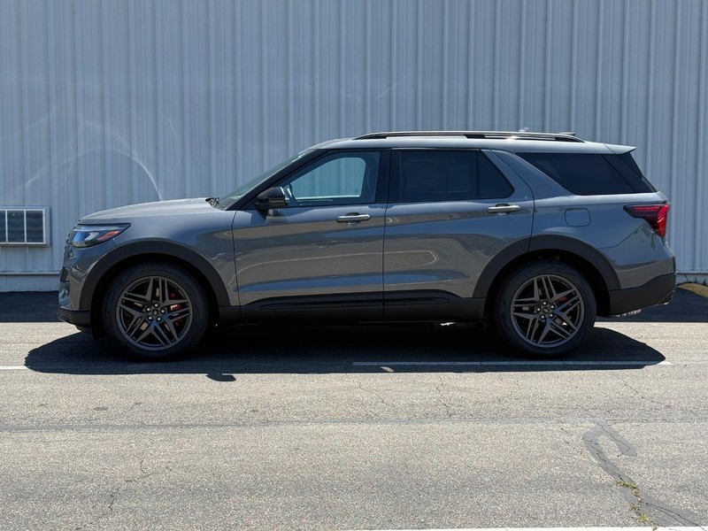 Ford Explorer Vehicle Full-screen Gallery Image 2