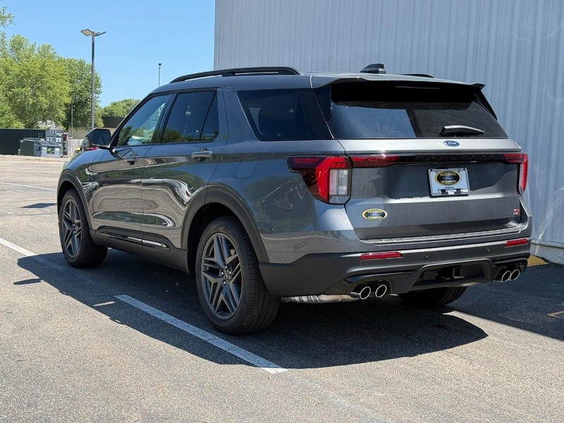 Ford Explorer Vehicle Full-screen Gallery Image 3