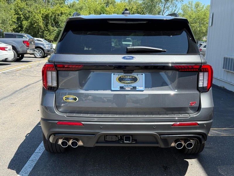 Ford Explorer Vehicle Full-screen Gallery Image 4