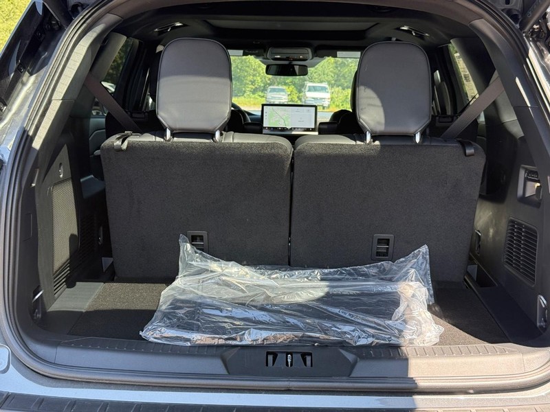 Ford Explorer Vehicle Full-screen Gallery Image 5