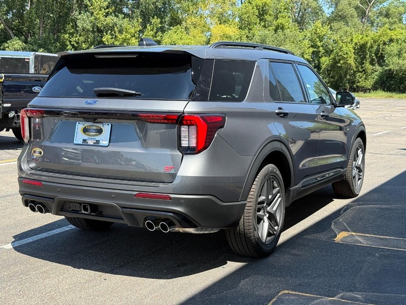 Ford Explorer Vehicle Full-screen Gallery Image 6