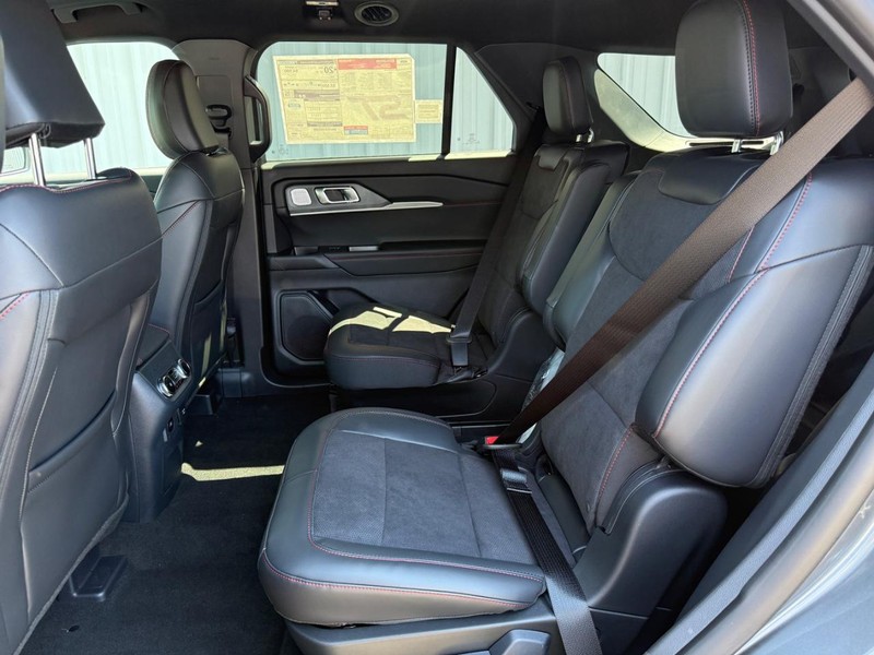 Ford Explorer Vehicle Full-screen Gallery Image 9