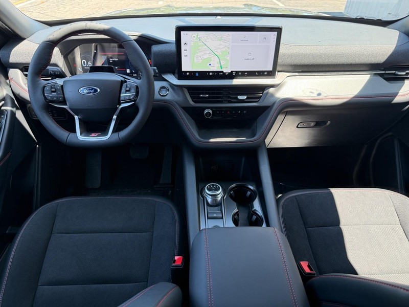 Ford Explorer Vehicle Full-screen Gallery Image 11