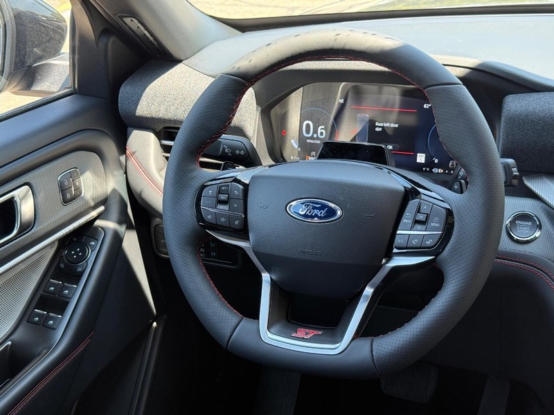 Ford Explorer Vehicle Full-screen Gallery Image 14