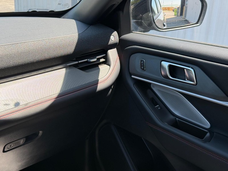 Ford Explorer Vehicle Full-screen Gallery Image 15