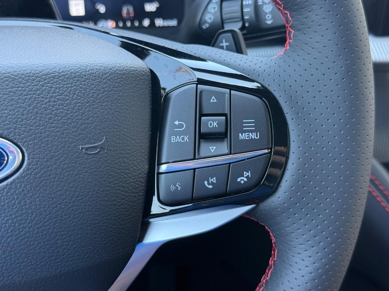 Ford Explorer Vehicle Full-screen Gallery Image 16