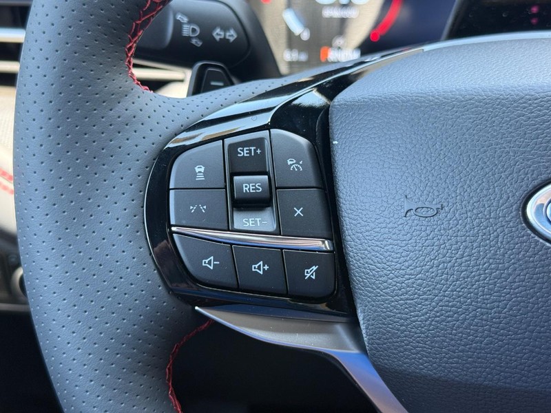 Ford Explorer Vehicle Full-screen Gallery Image 17