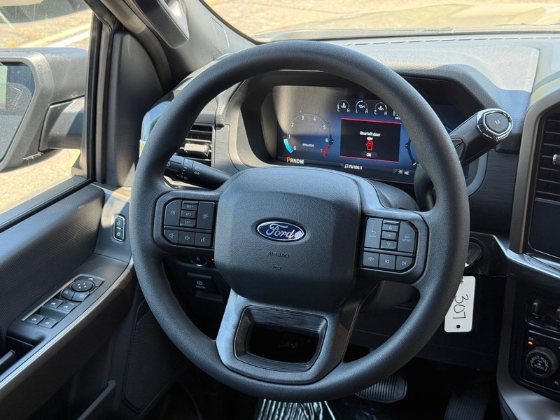 Ford F-150 Vehicle Full-screen Gallery Image 13