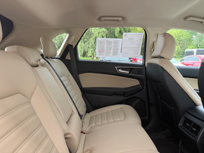 Ford Edge Vehicle Full-screen Gallery Image 9