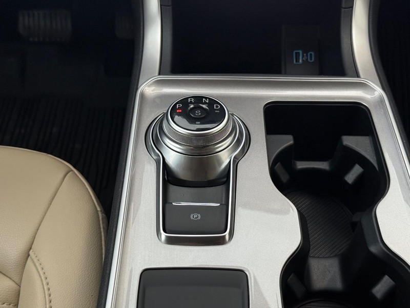 Ford Edge Vehicle Full-screen Gallery Image 12