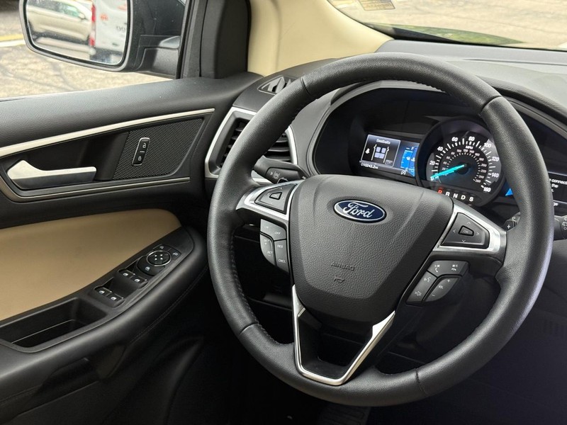 Ford Edge Vehicle Full-screen Gallery Image 13